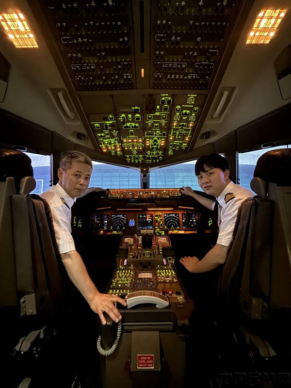 工作中的钱永庆（左）