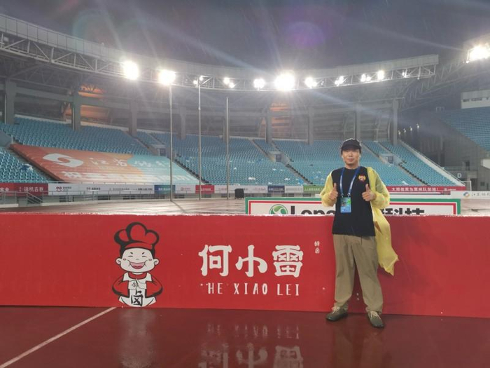 图：何书雷赞助“苏超”常州队，除了支持常州，他也想让更多人知道常州特色卤味