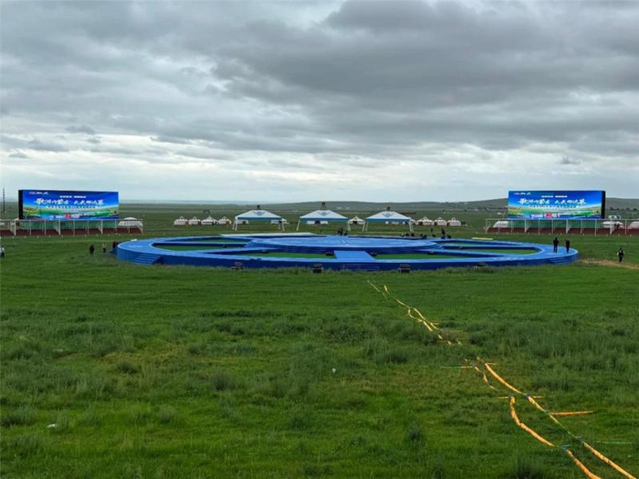 7月17日，那达慕会场主舞台已建成。