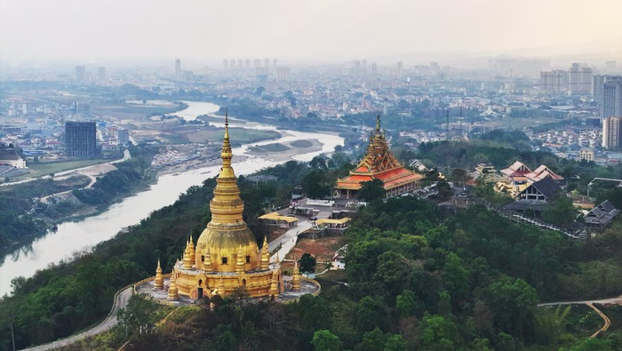 航拍瑞丽一隅（4月14日摄）。新华网发（李浩 摄）