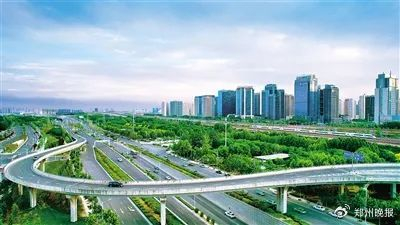 郑州东站，公路与铁路并驾齐驱