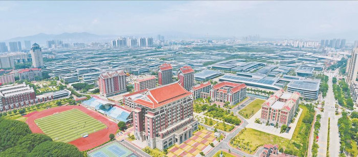 从空中俯瞰，集美工业职业学院红瓦绿树与碧海蓝天融为一体。图片由集美工业职业学院提供