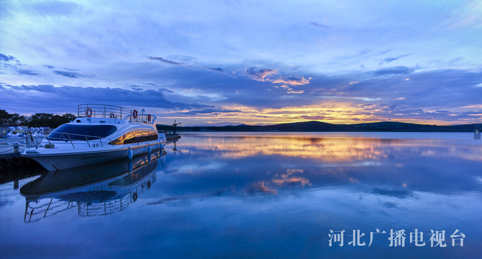 库伦淖尔湖畔，乘游船泛舟，观水天一色