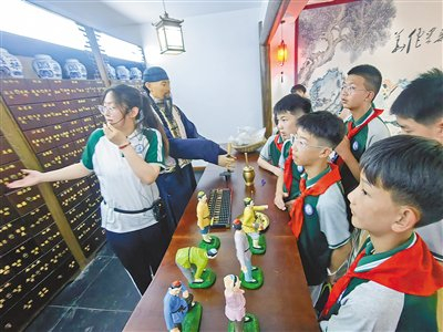 小学生在包头医学院内蒙古药用植物资源保护与利用教育实践体验基地研学。
