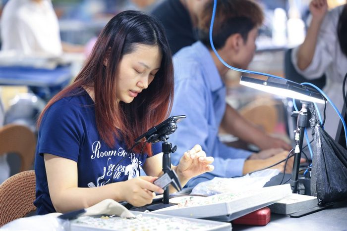 主播面对手机镜头推介玉石（4月11日摄）。新华网 赵普凡 摄