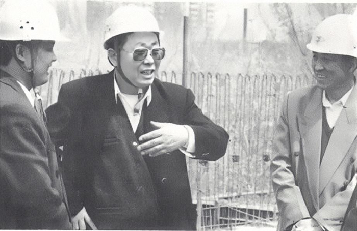 上世纪90年代，韩村河党总支书记田雄在查看施工现场。 李士炘摄
