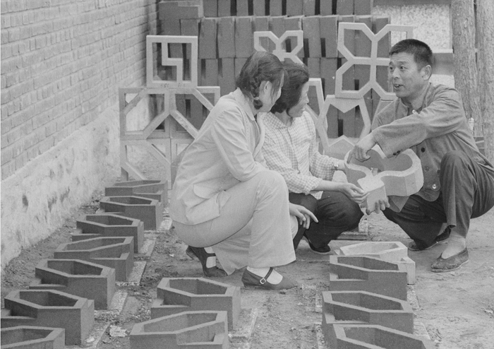 1985年，郑家磨村党支部书记张茂华为村民办的家庭工厂送模具、提供原料，图为他正在向专业户传授技术。 王宝琴摄