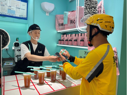 　　▲骑手在700CC门店内领取免费茶饮 金鑫/摄