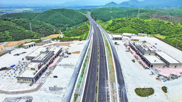 　　百色北环高速公路路基工程已完成99%。□周加孔 摄