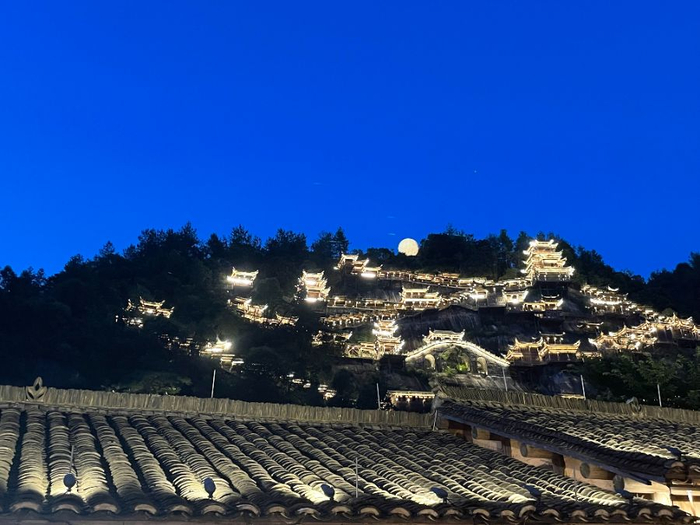 （望仙谷夜景，拍摄/本报记者朱艺艺）