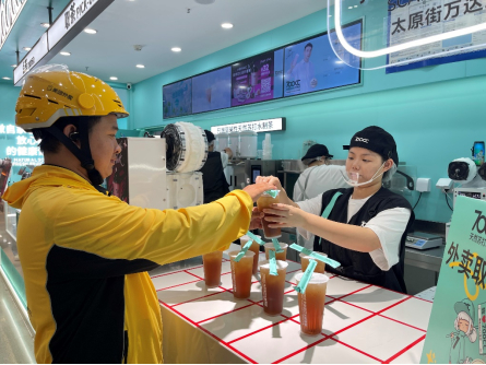 　　▲骑手在700CC门店内领取免费茶饮 金鑫/摄
