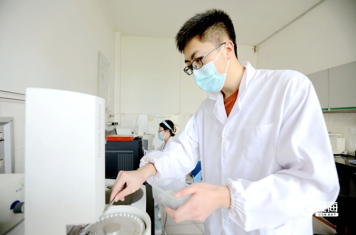 青岛科技大学聚合物新材料创新创业团队在进行实验。韩星 摄