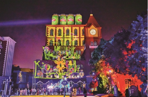 青岛啤酒博物馆的夜游体验吸引众多市民游客。 