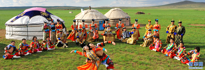 “红色文艺轻骑兵”乌兰牧骑在锡林郭勒草原上进行演出（资料图）。新华网发