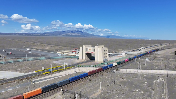 一列中欧班列驶出阿拉山口口岸。宋玉龙摄