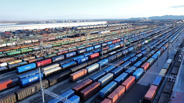 阿拉山口站编组场内中欧班列及其他货运列车正集结待出发。博尔塔拉蒙古自治州委宣传部供图