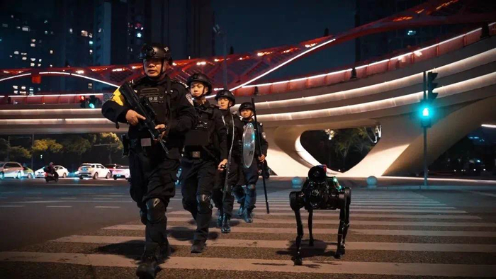 成都鼎桥参与巡防的机器狗