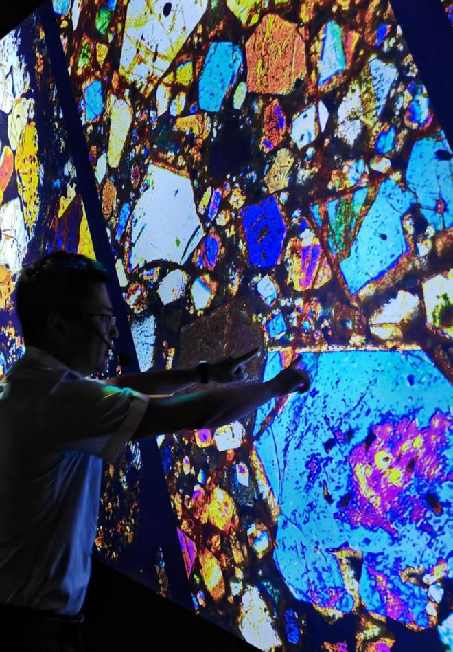 陨石微观之美（金奕伶/摄）