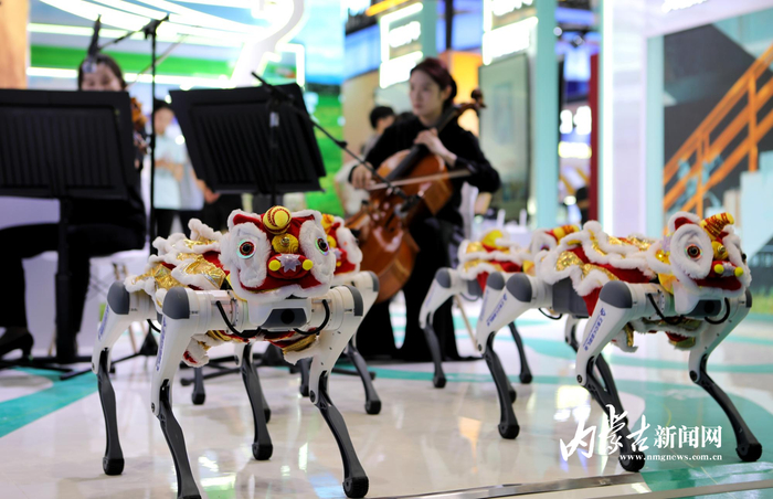 机器狗为乐团“伴舞”