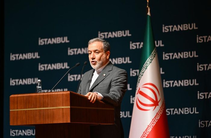   6月22日，伊朗外交部长阿拉格齐在土耳其伊斯坦布尔举行的新闻发布会上发言。新华社记者刘磊摄