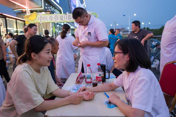“中医夜市”现场。钱隆摄