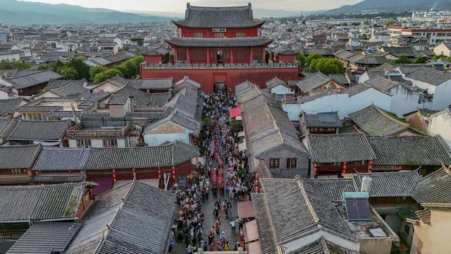 7月18日，彝族打歌队在巍山县南诏古街巡演（无人机照片）。新华社记者 彭奕凯 摄