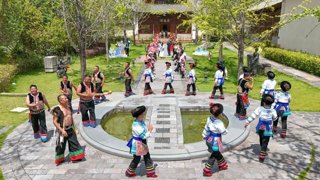 7月18日，彝族打歌队在巍山县文华书院排练（无人机照片）。新华社记者 彭奕凯 摄