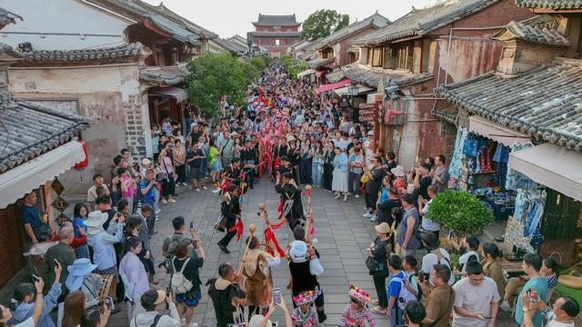 7月18日，彝族打歌队在巍山县南诏古街进行巡演（无人机照片）。新华社记者 彭奕凯 摄