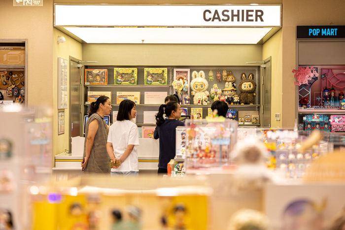 这是6月12日在浙江省温岭银泰城的泡泡玛特门店拍摄的LABUBU系列产品。 新华社发（徐伟杰摄）