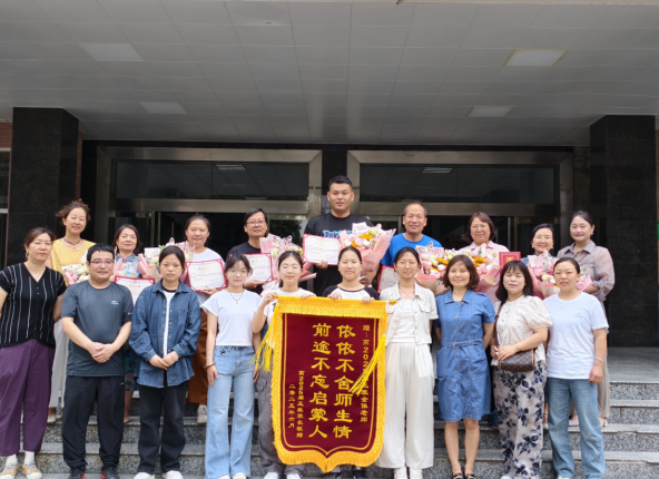 2025年高考新突破，家长送锦旗感谢老师