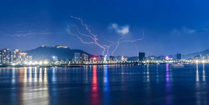 △7月18日晚上的闪电。狮子 摄