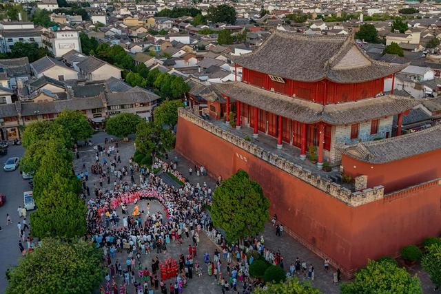 7月18日，彝族打歌队在巍山县拱辰楼广场展演（无人机照片）。　新华社记者 彭奕凯 摄