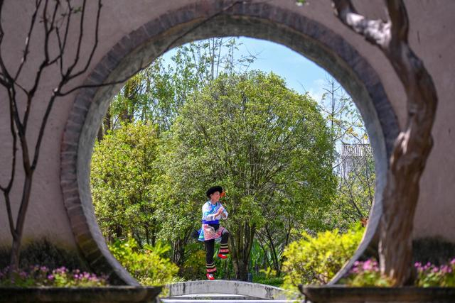 7月18日，一名彝族打歌队队员在巍山县文华书院排练。新华社记者 彭奕凯 摄