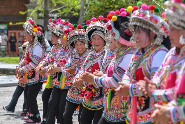7月18日，彝族打歌队在巍山县文华书院排练。　新华社记者 彭奕凯 摄