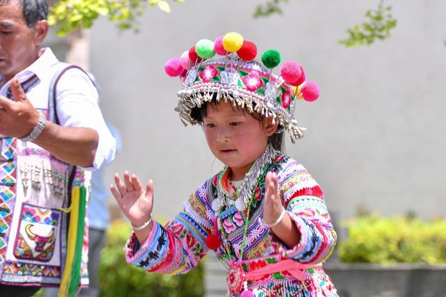 7月18日，彝族打歌队的一名小队员在巍山县文华书院排练。新华社记者 彭奕凯 摄