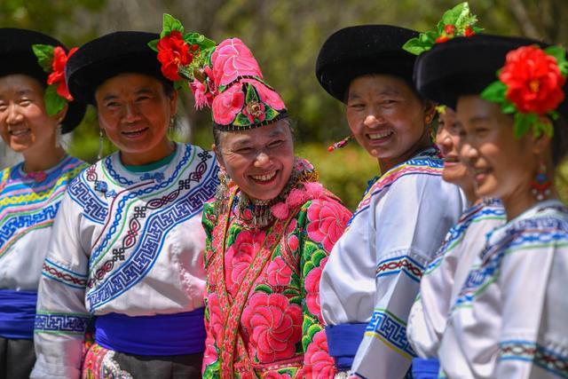 7月18日，彝族打歌队队员在排练间隙休息聊天。　　新华社记者 彭奕凯 摄