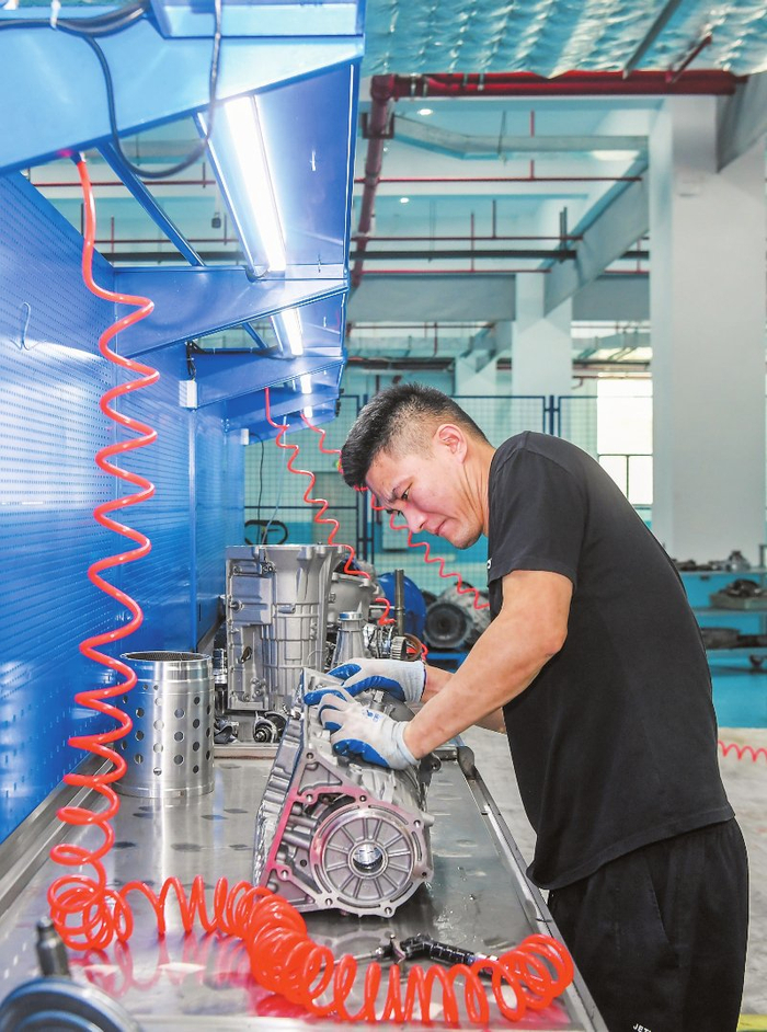 7月18日，在海口综保区中车国际车辆产业（海南）有限公司车间内，工作人员在清理维修汽车零部件。记者 康登淋 摄