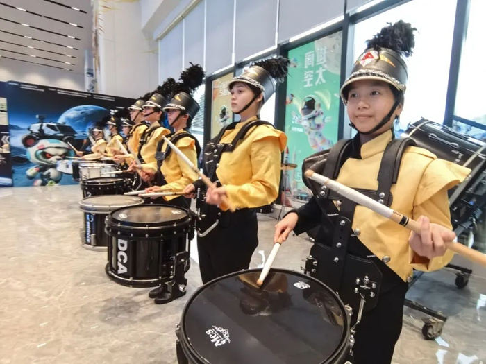 十余支步操乐队轮番表演。赵梓/摄