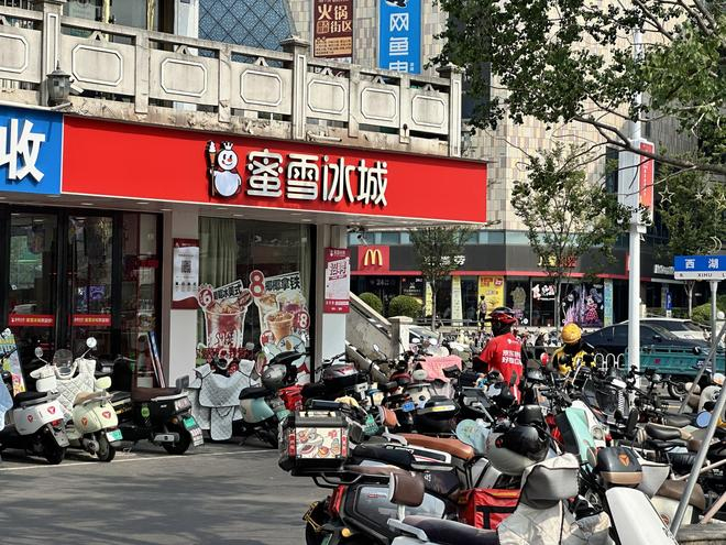 宿迁蜜雪冰城门店外取单的京东外卖、美团外卖小哥 图片来源：每经记者 王郁彪 摄