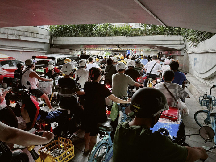 道路上的电动自行车 图源：时代周报黎广