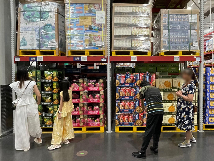 货架左一为卫龙商品 时代财经摄