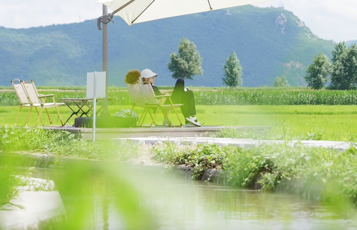 游客在吉林乡村感受“慢生活”。新华社记者 张文嵘 摄