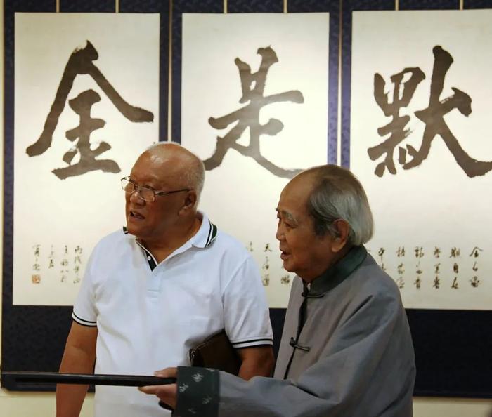 杨再春先生与谢云先生观展