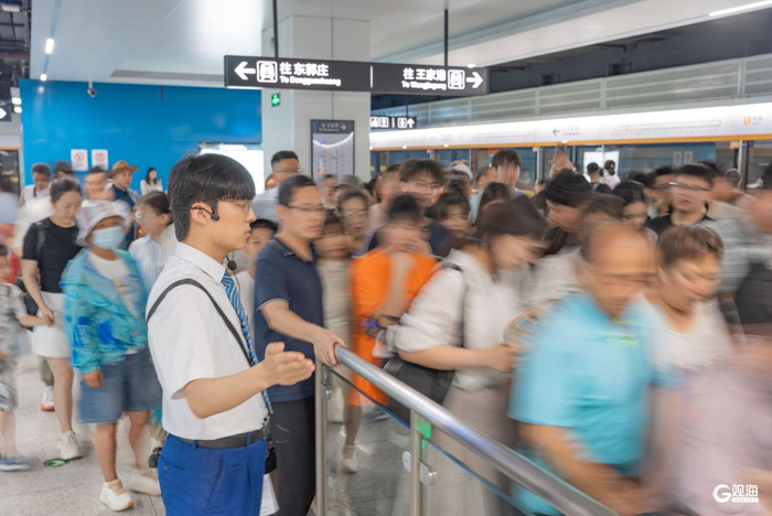 工作人员进行客流引导