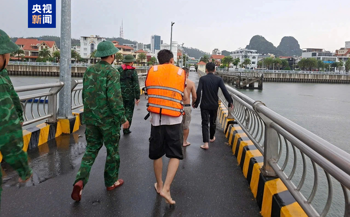 △越南边防人员将游客救上岸