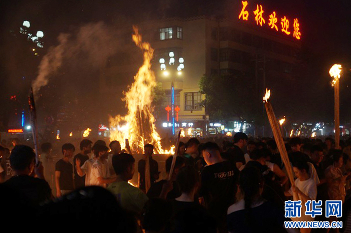 石林火把节现场（7月18日摄）。新华网 范芳钰 摄