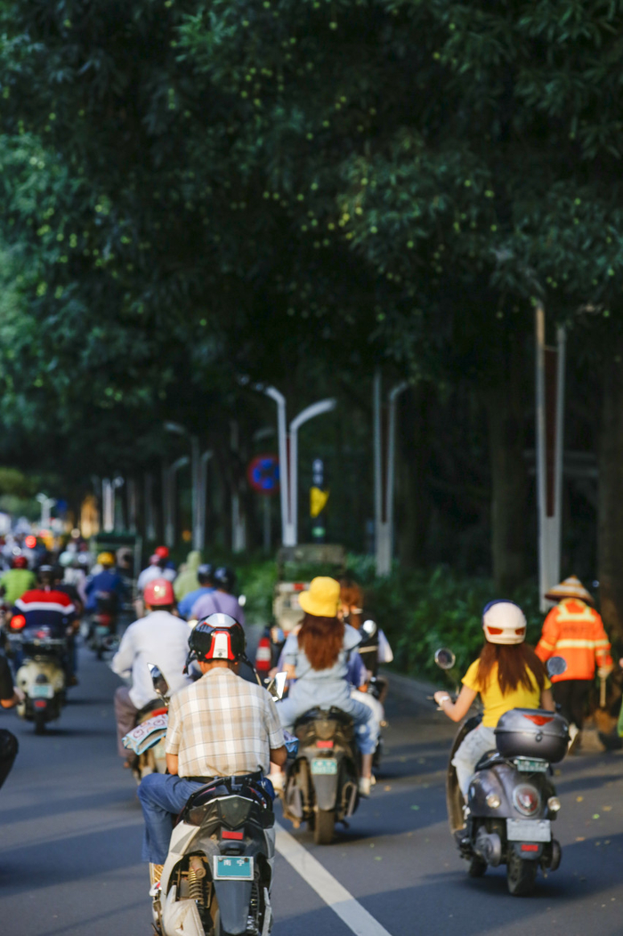 道路上的电动自行车 图源：图虫创意