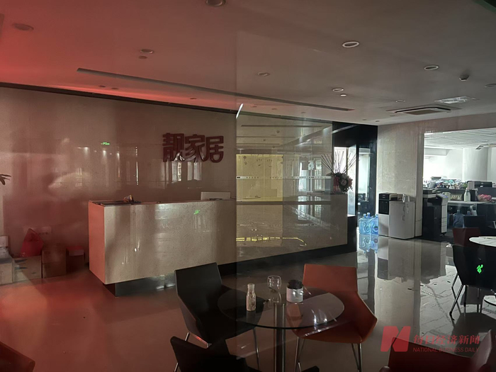 靓家居总部大门紧闭 图片来源：每经记者 吴泽鹏 摄
