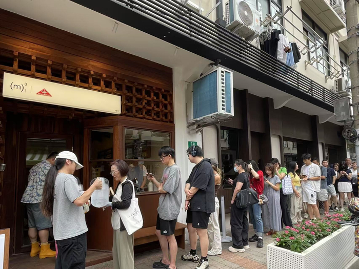 图为7月18日上午十点在店外排队的顾客