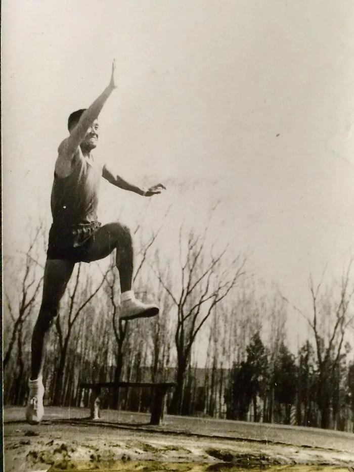 1963年杨再春先生在北京体育大学训练场留影